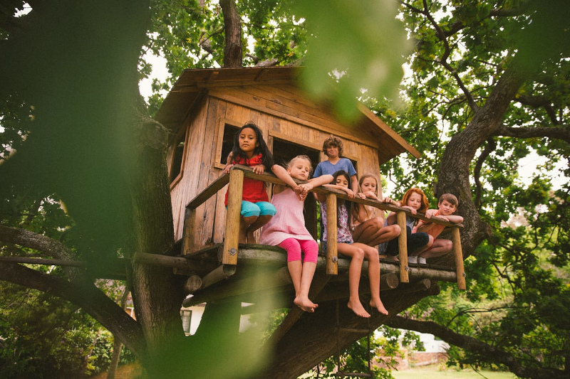 Jak krok po kroku wybudować drewniany domek dla dzieci? Zrób to sam!